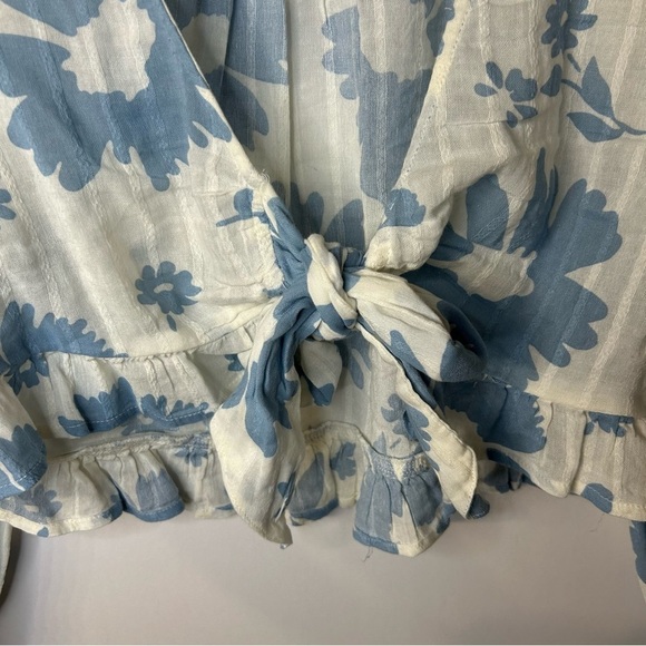 American Eagle Blue and White Floral V Neck Tie Front Crop Top, Size Small - Picture 4 of 11